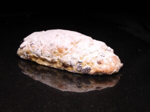 Kerstbrood klein met amandelspijs ± 650 gram