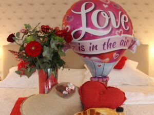 Boeket + ontbijt + mega ballon + chocolade hart