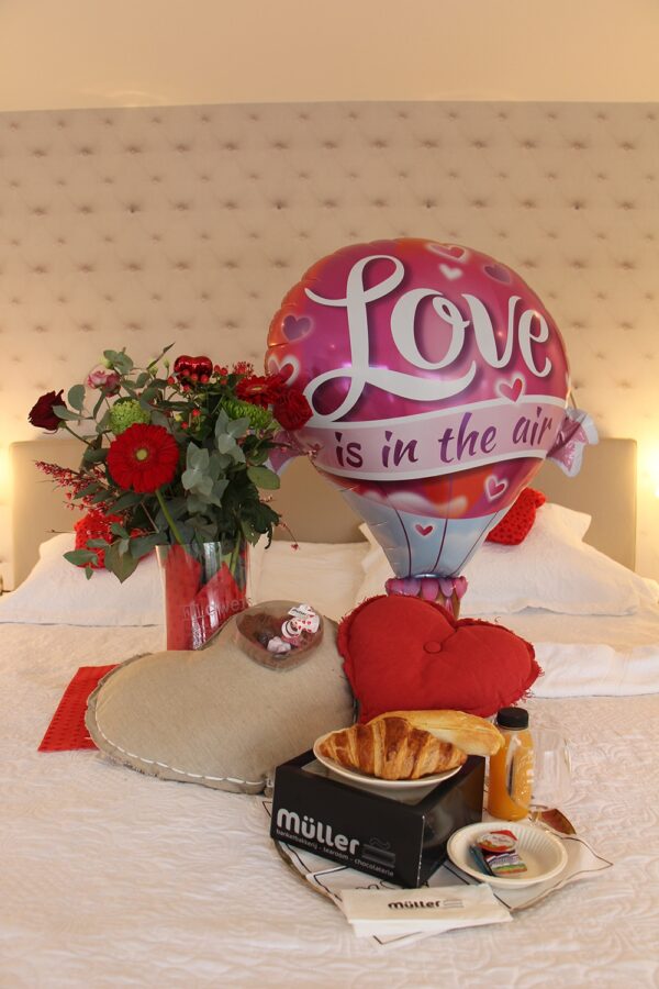 Boeket + ontbijt + mega ballon + chocolade hart